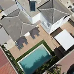 Вілла Vanesa Luxury Private With A Heated Pool, 4 Bedrooms And 4 Bathrooms