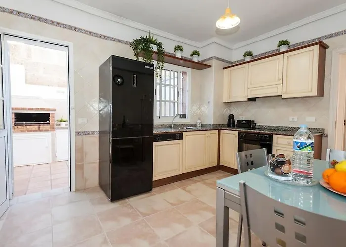 Вілла Vanesa Luxury Private With A Heated Pool, 4 Bedrooms And 4 Bathrooms