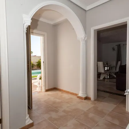 Вилла Vanesa Luxury Private With A Heated Pool, 4 Bedrooms And 4 Bathrooms
