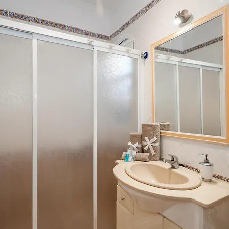 Vanesa Luxury Private With A Heated Pool, 4 Bedrooms And 4 Bathrooms Вилла Адехе