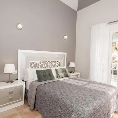 Vanesa Luxury Private With A Heated Pool, 4 Bedrooms And 4 Bathrooms